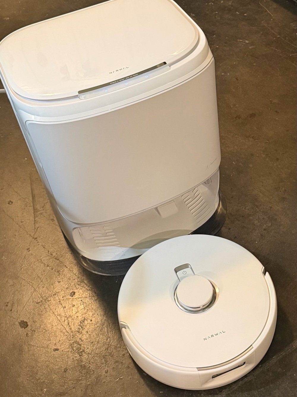 White Robot Mop and Auto-Cleaning Dock - White